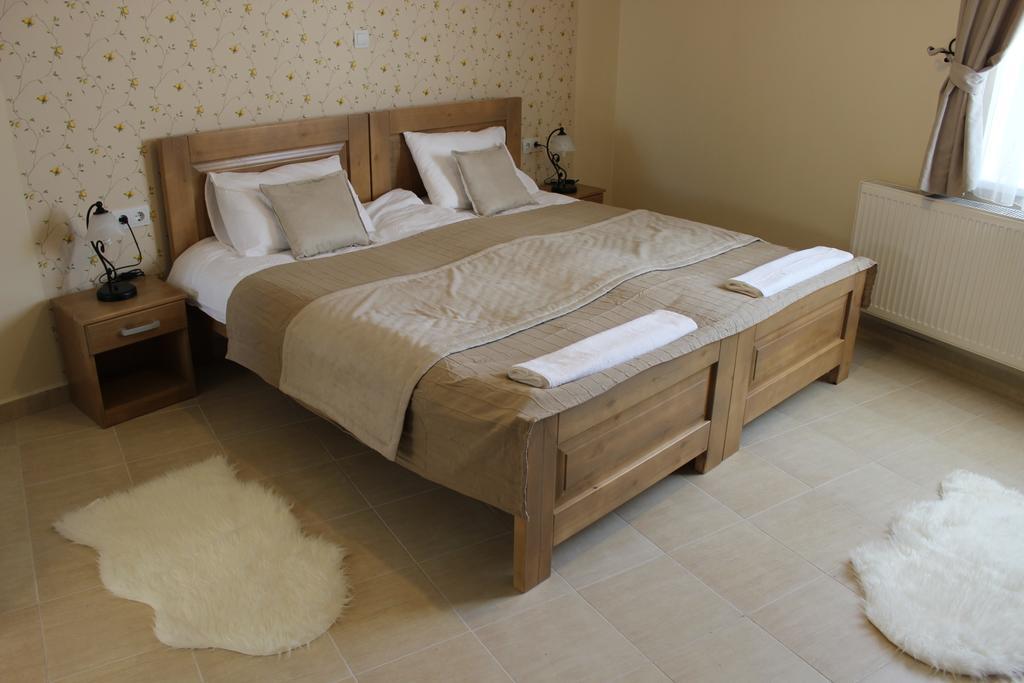 Alice Panzio Gold Bed & Breakfast Калоча Стая снимка