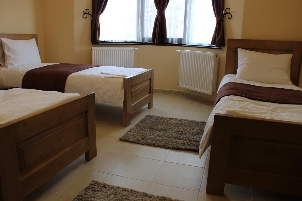 Alice Panzio Gold Bed & Breakfast Калоча Стая снимка