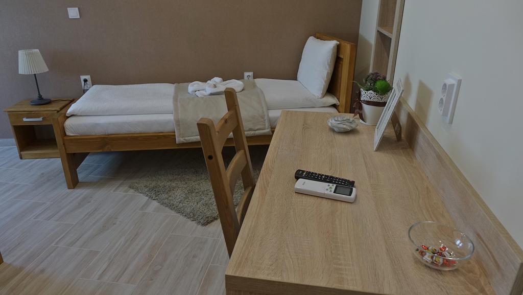 Alice Panzio Gold Bed & Breakfast Калоча Екстериор снимка